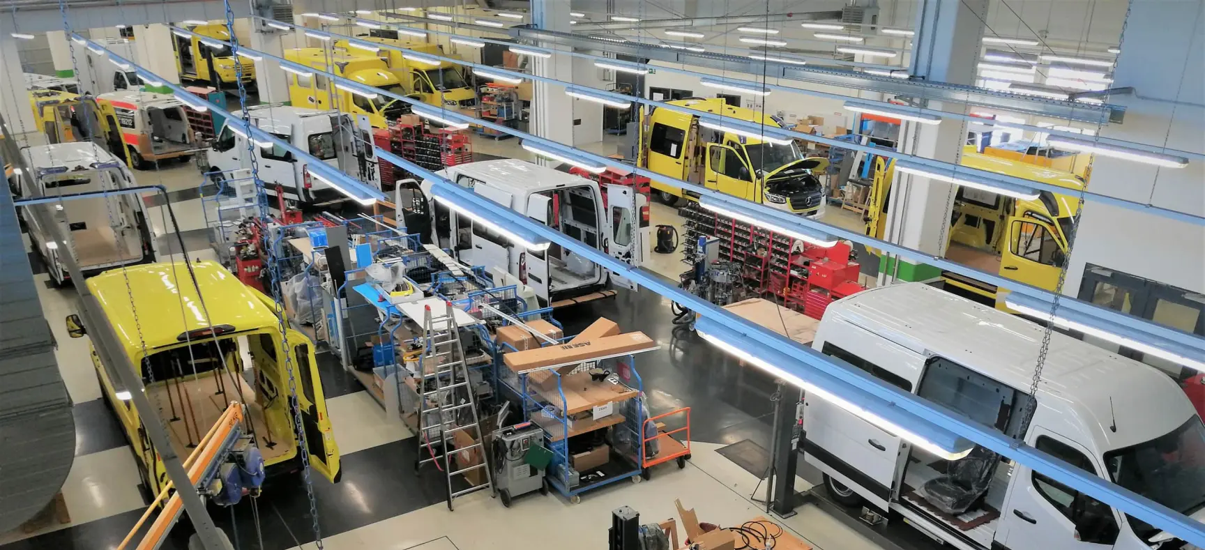 Fertigungsstraße für Spezialfahrzeuge in einer Produktionshalle.