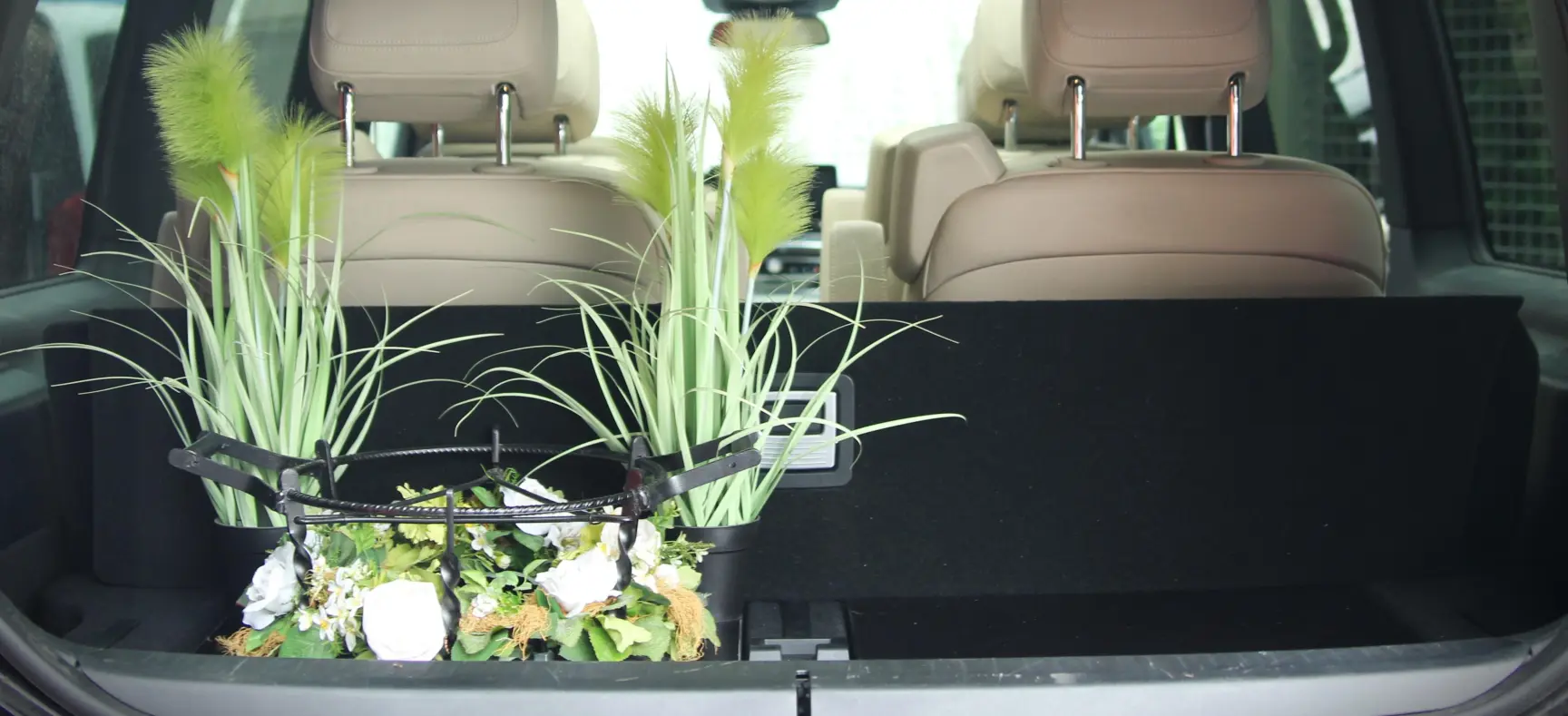 Zu sehen ist eine Urnenhalterung durch das geöffnete Heckfenster der V-Klasse