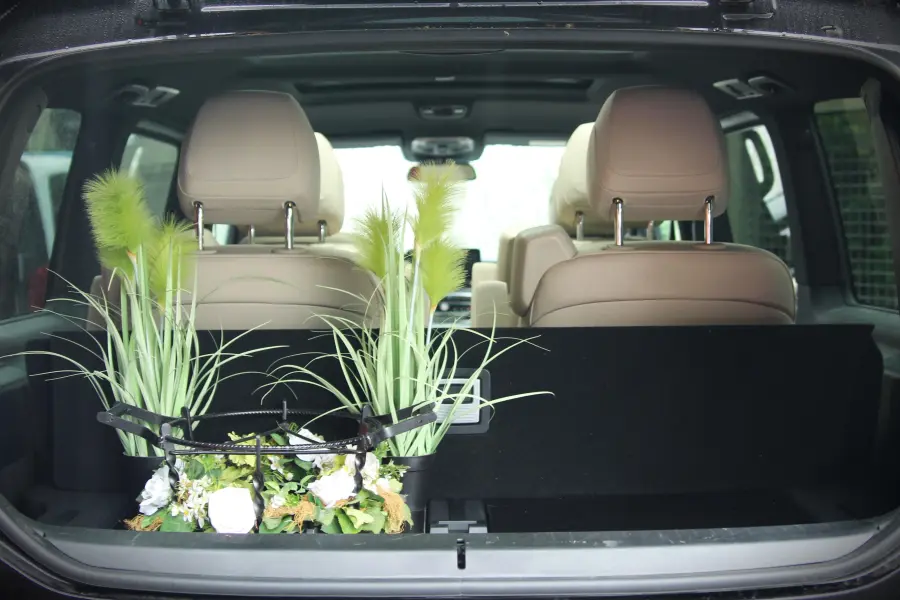 Zu sehen ist eine Urnenhalterung durch das geöffnete Heckfenster der V-Klasse